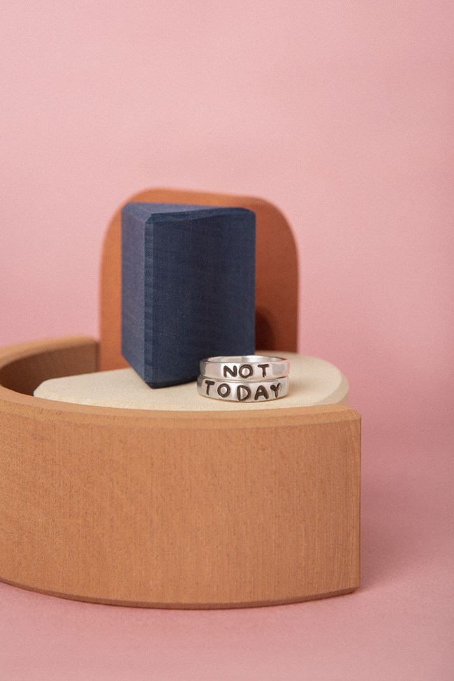 Not Today Jewelry: Η Μαρία Φαλάρα φτιάχνει κοσμήματα που λειτουργούν ψυχοθεραπευτικά