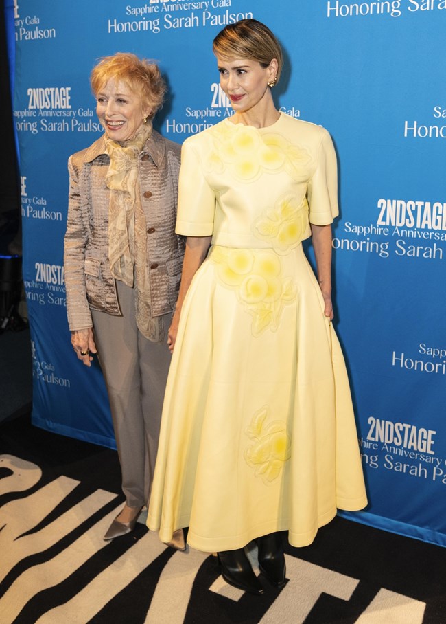 Η 48χρονη Σάρα Πόλσον δείχνει με κάθε τρόπο τον έρωτά της στην 80χρονη αγαπημένη της Χόλαντ Τέιλορ