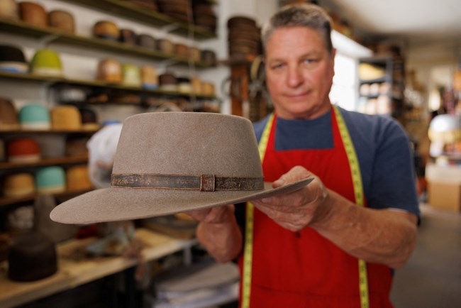 Mark Mejia: Ο artisan που έφτιαξε το εμβληματικό καπέλο του Όπενχάιμερ για τον Κίλιαν Μέρφι