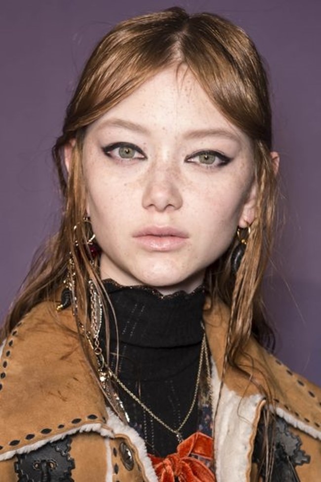 Μαύρο ή καφέ eyeliner; Ποιο να επιλέξεις και γιατί