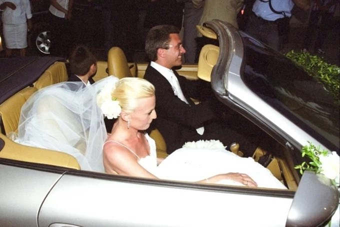 20 χρόνια πριν ο Νίκος Χατζηνικολάου και η Κρίστη Τσολακάκη έφτασαν στην εκκλησία για τον γάμο τους μαζί, με μία ασημένια Πόρσε