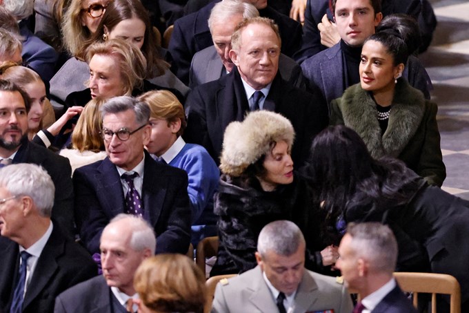Η Σάλμα Χάγιεκ με Χολιγουντιανό αέρα στην τελετή επαναλειτουργίας της Παναγίας των Παρισίων