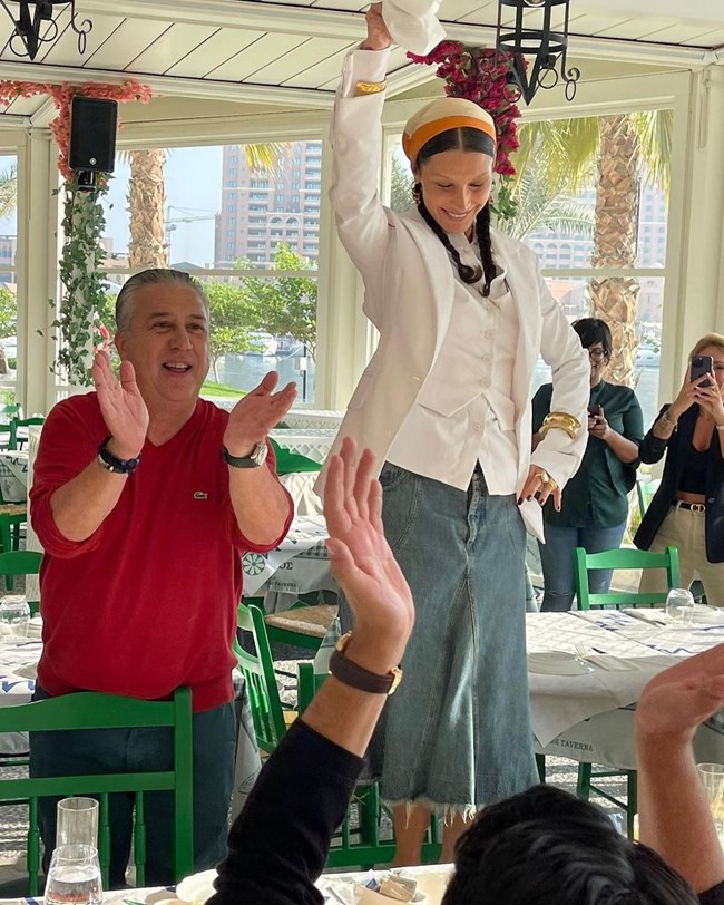 Μπέλα Χαντίντ: Χορεύει συρτάκι με φόντο την Σύμη και γίνεται viral