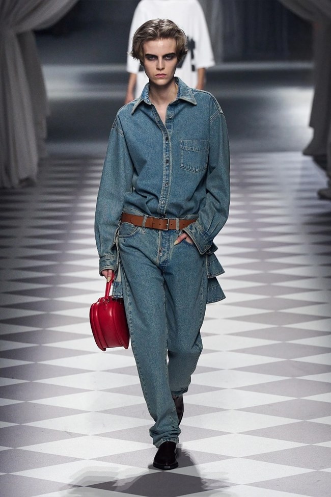 Moschino: Επανακυκλοφόρησε την αγαπημένη τσάντα της "Νταντάς" Φραν Ντρέσερ