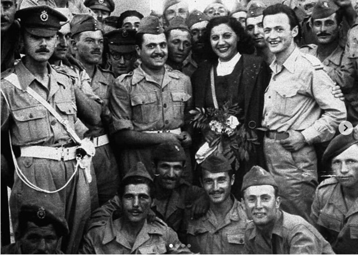 Πριν 70 χρόνια, η Ρίκα Διαλυνά μαγεύει τα βραβεία Μις Υφήλιος φορώντας δώρο της Σοφίας Βέμπο