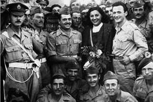 Πριν 70 χρόνια, η Ρίκα Διαλυνά μαγεύει τα βραβεία Μις Υφήλιος φορώντας δώρο της Σοφίας Βέμπο