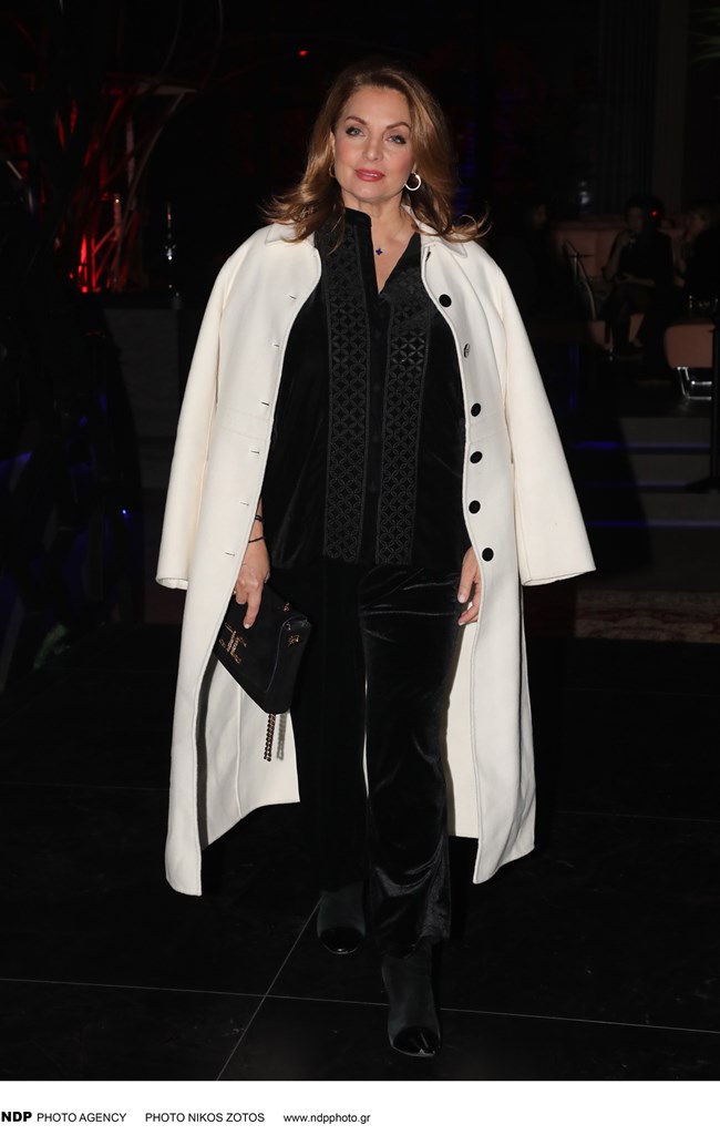 Η 64χρονη Άντζελα Γκερέκου με υπέροχο old Hollywood μακιγιάζ