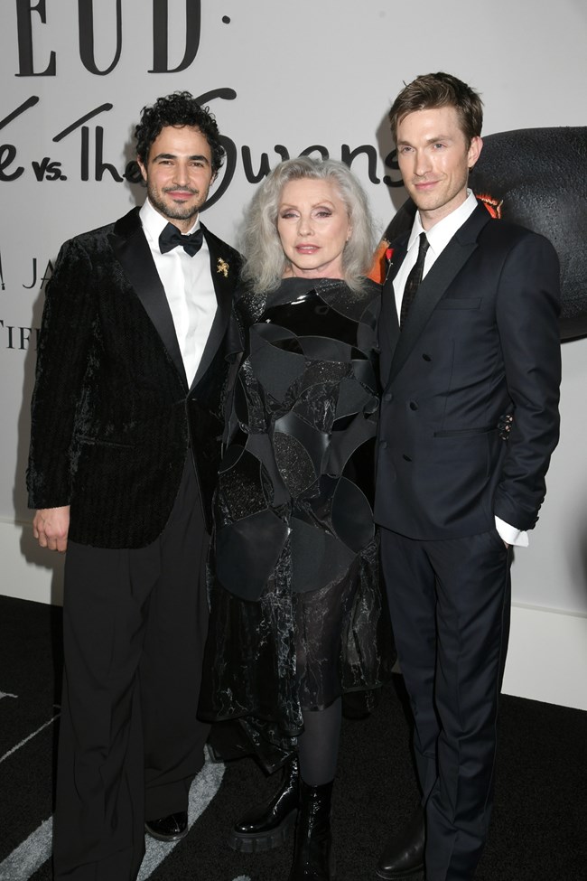 Η 55χρονη Ναόμι Γουότς και η 79χρονη Ντέμπορα Χάρι χορεύουν σαν μικρά κορίτσια