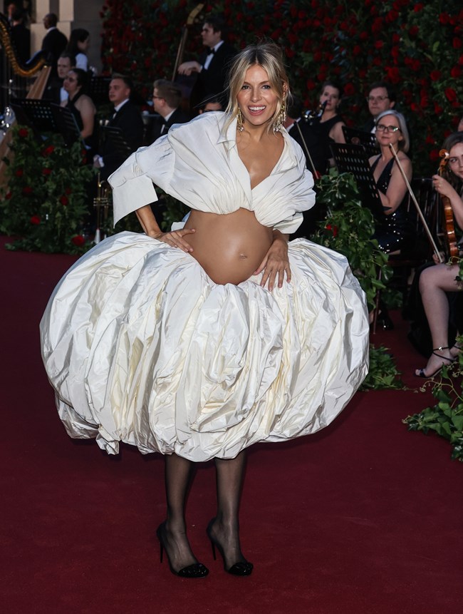 Η Σιένα Μίλερ ξεσπά για όσους κρίνουν την διαφορά ηλικίας με τον σύντροφό της και την εγκυμοσύνη