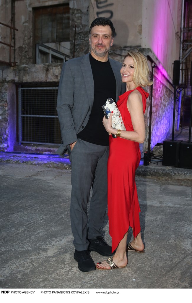 Chic στα κόκκινα η Τζένη Μπαλατσινού σε επίδειξη μόδας - Με αξύριστο look o Βασίλης Κικίλιας