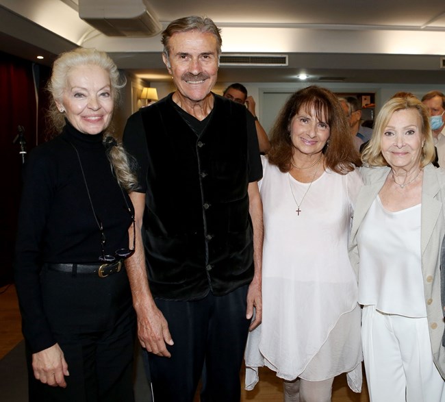 Η 74χρονη Μαρία Αλιφέρη παραδίδει μαθήματα κομψότητας