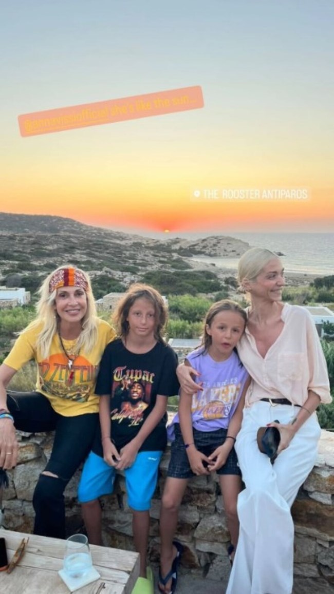 Άννα Βίσση- Σοφία Καρβέλα: Οι οικογενειακές διακοπές στην Αντίπαρο