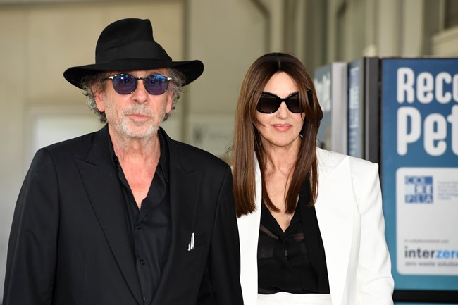 Φεστιβάλ Βενετίας 2024: Η Μόνικα Μπελούτσι και ο Τιμ Μπάρτον ζουν τον μεγάλο έρωτα