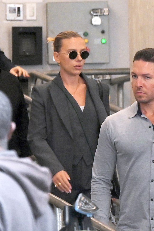 Σκάρλετ Γιόχανσον: Η λαμπερή της εμφάνιση με το γκρι τουίντ κοστούμι