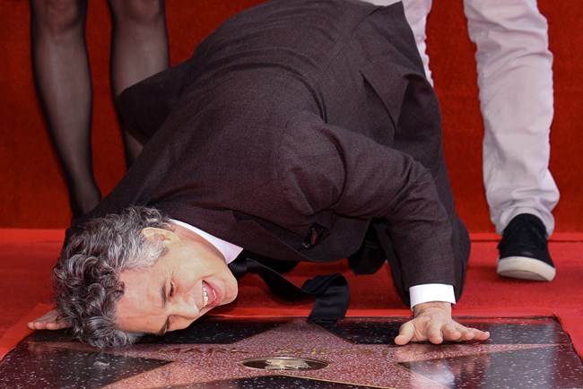 Ο Μαρκ Ράφαλο αποκτά το δικό του αστέρι στο Walk of Fame- δακρύζει με τον λόγο που εκφώνησε η Τζένιφερ Γκάρνερ