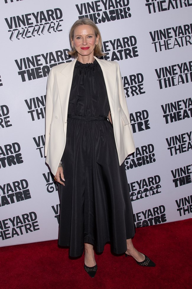 Ναόμι Γουότς: Φόρεσε το πιο σωστό πανωφόρι πάνω από το φόρεμά της