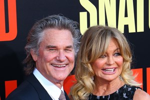 Η Γκόλντι Χον αγκαλιά με τη mini me εγγονή της κάνοντας διακοπές στις Σπέτσες