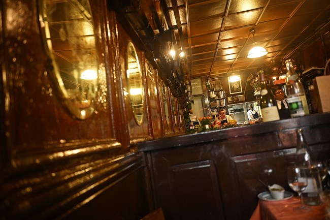 Ο LVMH μόλις εξαγόρασε το πρώτο του bistrot, το θρυλικό "Chez L'Ami Louis", στην καρδιά του Παρισιού