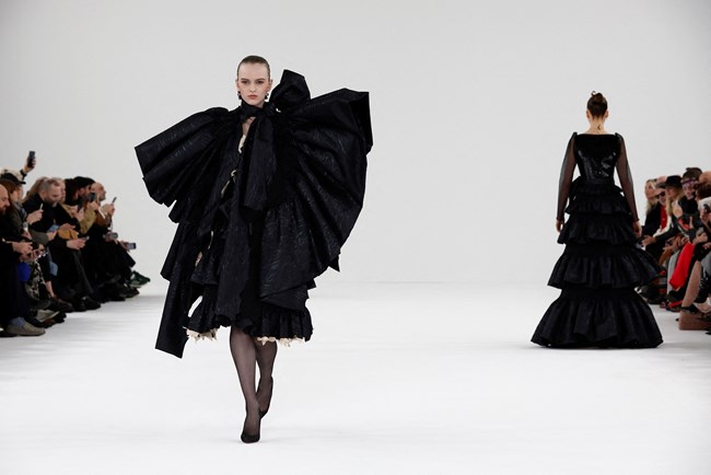 Viktor & Rolf: Αυθάδεις και σαγηνευτικοί στην επίδειξη Υψηλής Ραπτικής στο Παρίσι