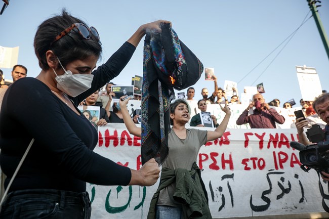 Ιράν| Νεκρό το "κορίτσι με την αλογοουρά"- στους 40 οι νεκροί, διαδηλώσεις και στην Αθήνα