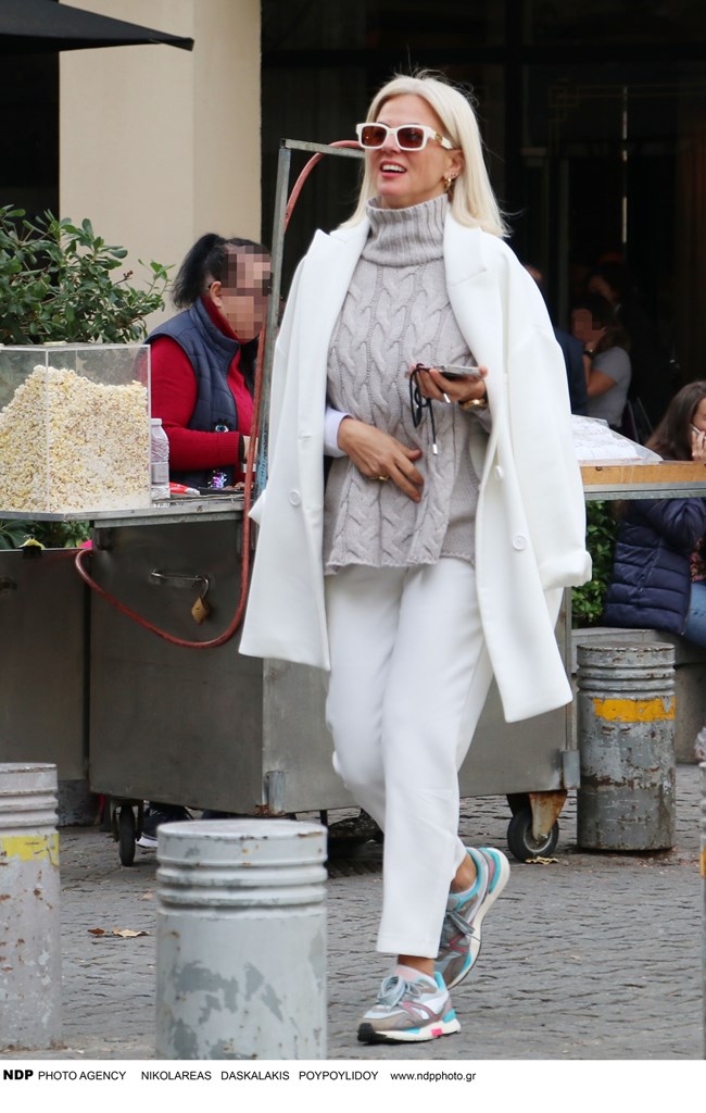 Χριστίνα Κοντοβά: Φόρεσε τα σνίκερς της όπως οι κομψές Σκανδιναβές