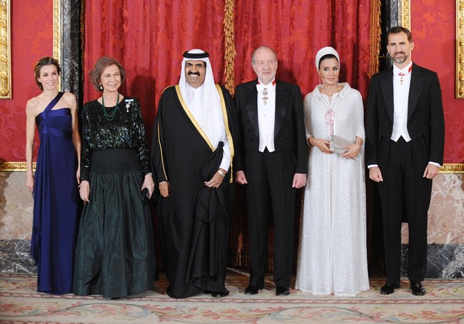 Σεΐχα Μόζα: η αινιγματική και πανίσχυρη σύζυγος του τέως Εμίρη εντυπωσιάζει και διχάζει