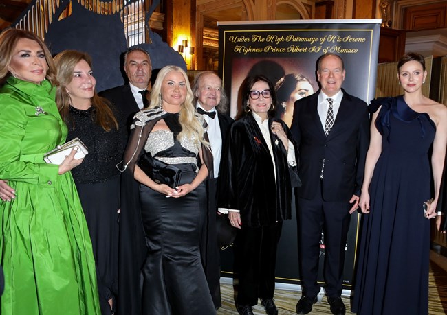 Μιμή Ντενίση και Νάνα Μούσχουρη βραβεύονται στο Μόντε Κάρλο από τον Πρίγκιπα Αλβέρτο