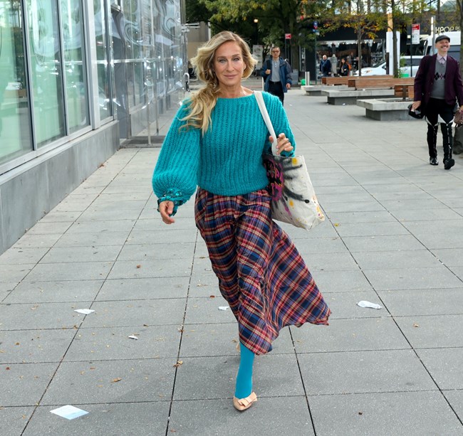 And Just Like That: Ένα ακόμη ανατρεπτικό look από τη Σάρα Τζέσικα Πάρκερ στα γυρίσματα της σειράς