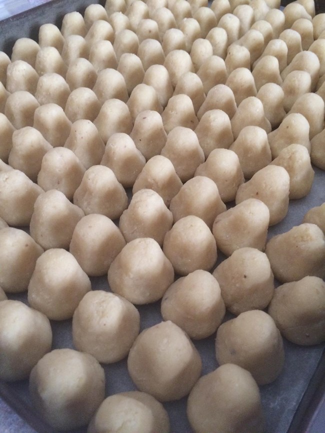 Ζαχαροπλαστείο Θεοδώρου: στον Αρτεμώνα της Σίφνου φτιάχνονται αγγελικά αμυγδαλωτά