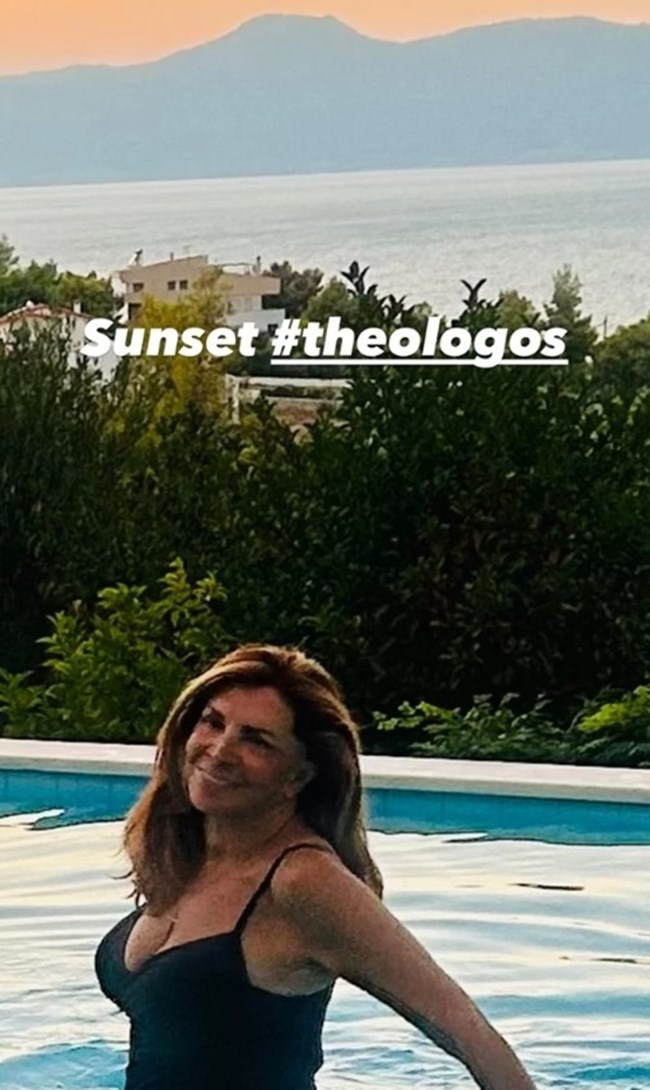 Μιμή Ντενίση: Με ολόσωμο μαγιό στο ηλιοβασίλεμα