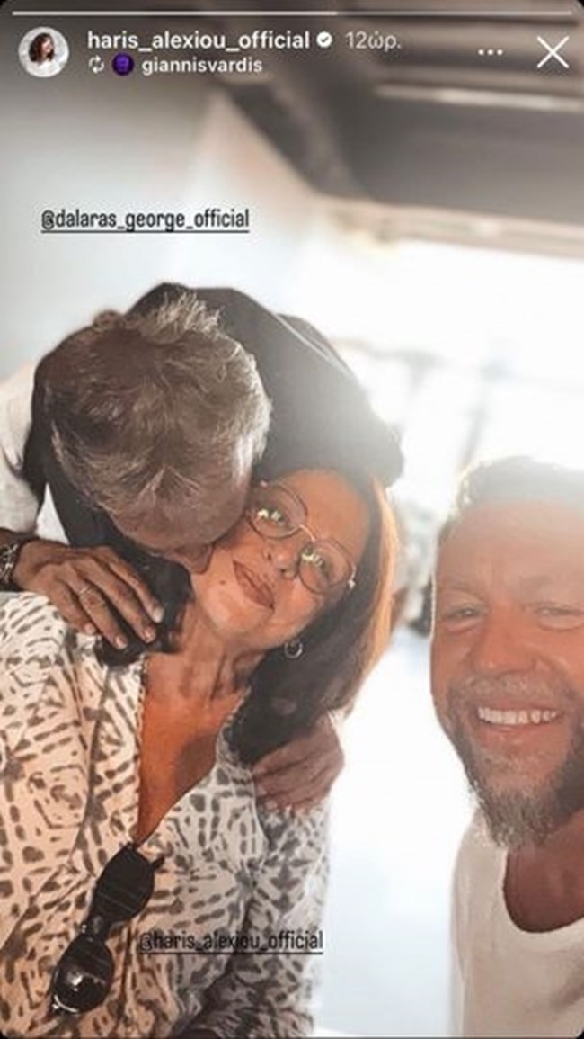 Χάρις Αλεξίου: Το τρυφερό φιλί από τον Γιώργο Νταλάρα και η selfie με τον Γιάννη Βαρδή