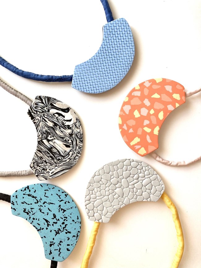 Το καλοκαίρι είναι εδώ κι εμείς στολιζόμαστε με πολύχρωμα κεραμικά κοσμήματα Almond' tini