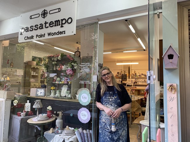 Χρώματα Κιμωλίας | Στο Παλαιό Φάληρο, ένα εργαστήρι θα σου δείξει πώς να μεταμορφώνεις τα έπιπλά σου