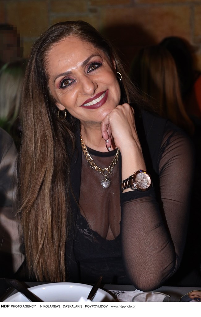 Βίκυ Κουλιανού: Στα 57 είναι ακόμα το σούπερ μόντελ που πόζαρε για τον Yves Saint Laurent