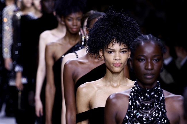 Giorgio Armani: Έλαμψε στην Εβδομάδα Μόδας ο σχεδιαστής, με πρωταγωνίστριες τις πέρλες