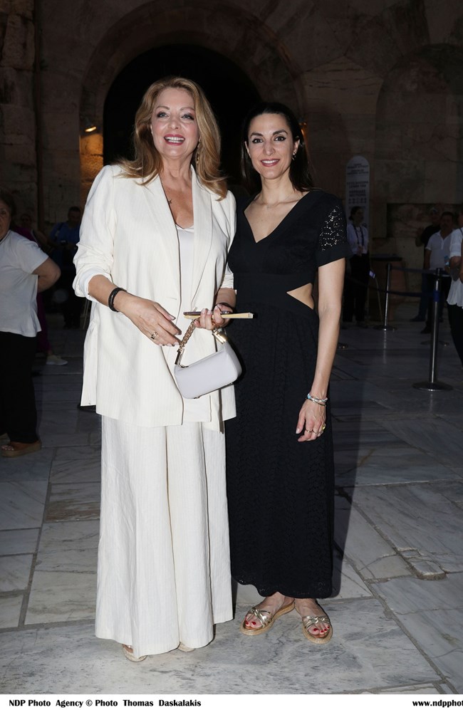 Η Άντζελα Γκερέκου και η Μαρία Βοσκόπουλου δροσερές και χαμογελαστές στο Ηρώδειο