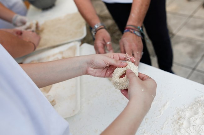 Θεσσαλονίκη: Μαθητές ζύμωσαν ψωμί κι έπλασαν το παραδοσιακό κουλούρι στην αυλή του σχολείου
