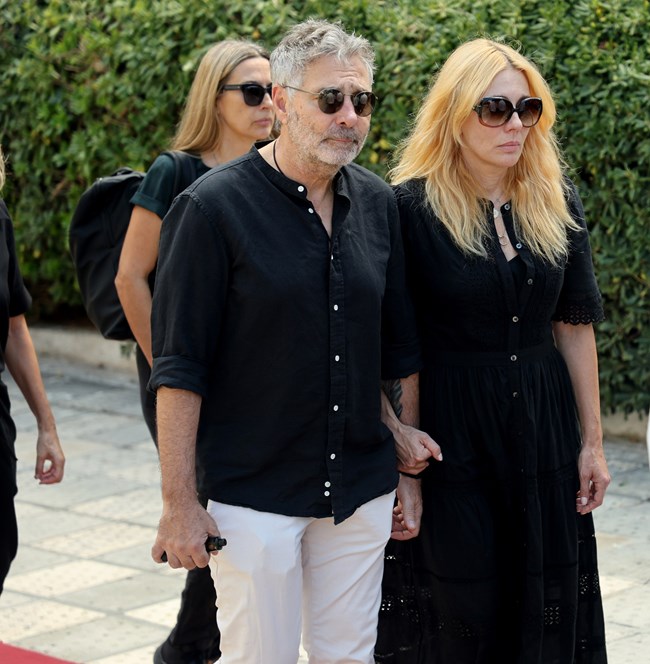 Ντίνος Καρύδης: Βαθιά συγκίνηση στο τελευταίο αντίο του ηθοποιού