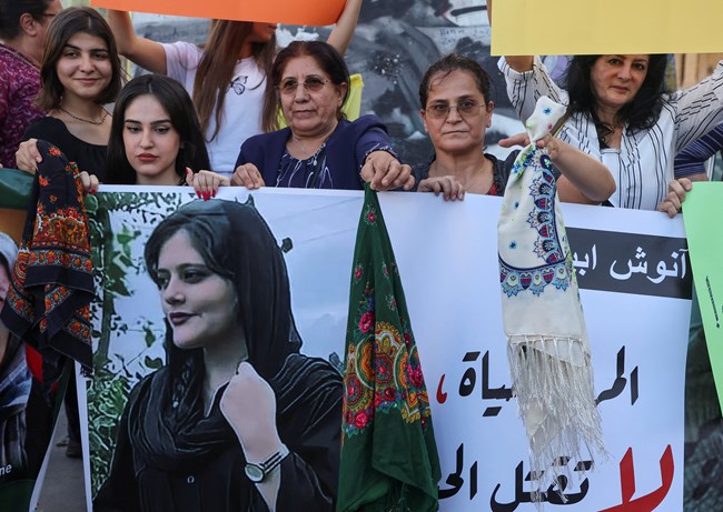 Σε 15 πόλεις του Ιράν οι γυναίκες μάχονται και διαδηλώνουν για το προφανές