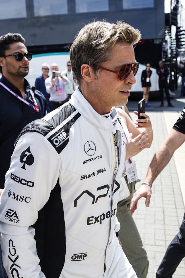 O " αγέραστος" Μπραντ Πιτ γίνεται οδηγός της Formula 1: Και του πάει πολύ η στολή
