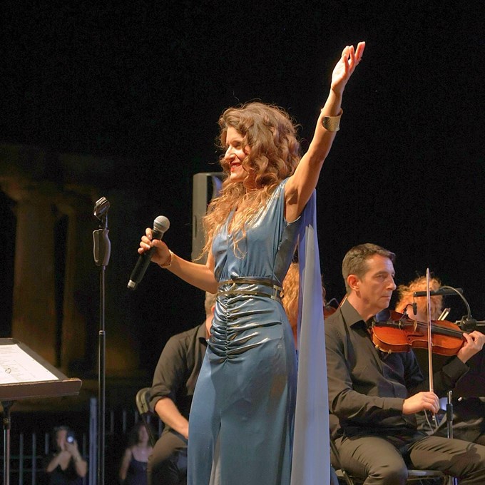 Η Μπέττυ Χαρλαύτη & η Ορχήστρα της ΕΡΤ τίμησαν τα "100 χρόνια Μίκη Θεοδωράκη" στον Ναό του Απόλλωνα