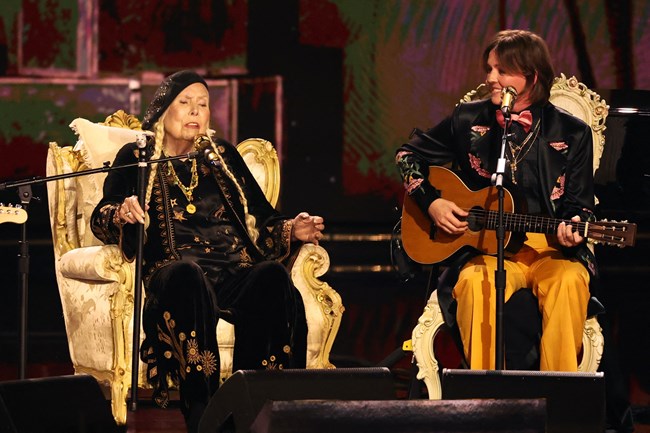 Βραβεία Grammy 2024: Η 80χρονη Τζόνι Μίτσελ καθήλωσε με την ερμηνεία του εμβληματικού Both Sides Now