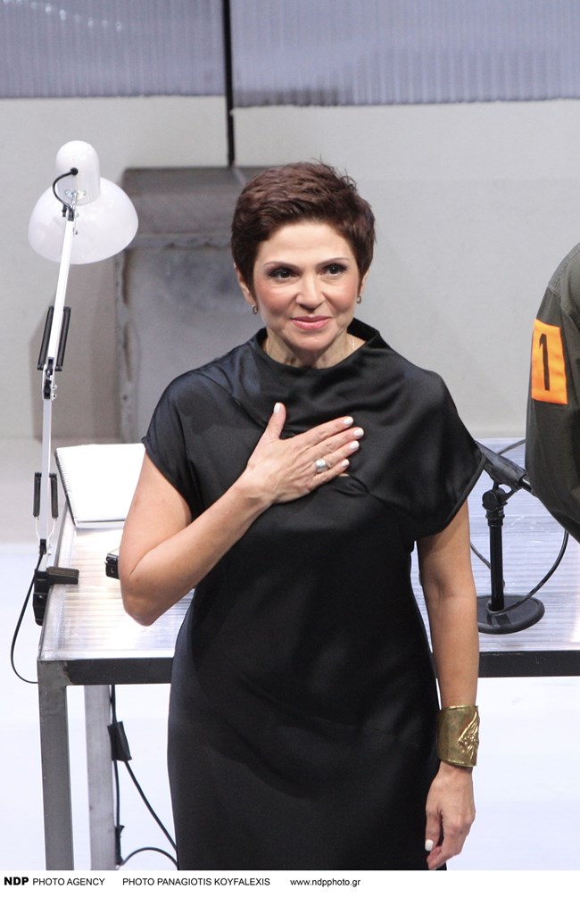 Ταμίλα Κουλίεβα: Με κομψό black dress που αγκαλιάζει τις καμπύλες