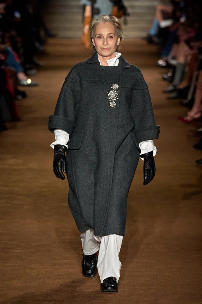 Κρίστιν Σκοτ Τόμας: Υπέροχη στα 63, περπάτησε στην πασαρέλα της Miu Miu