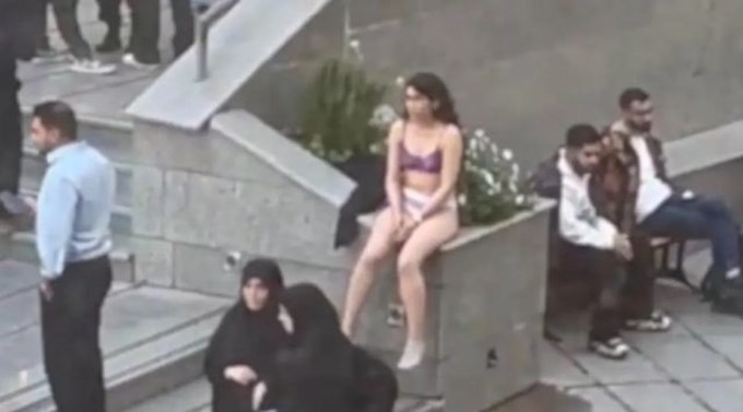 Ahoo Daryaei: Ανησυχία για το γενναίο κορίτσι - σύμβολο που αντιστάθηκε στο καθεστώς του Ιράν.