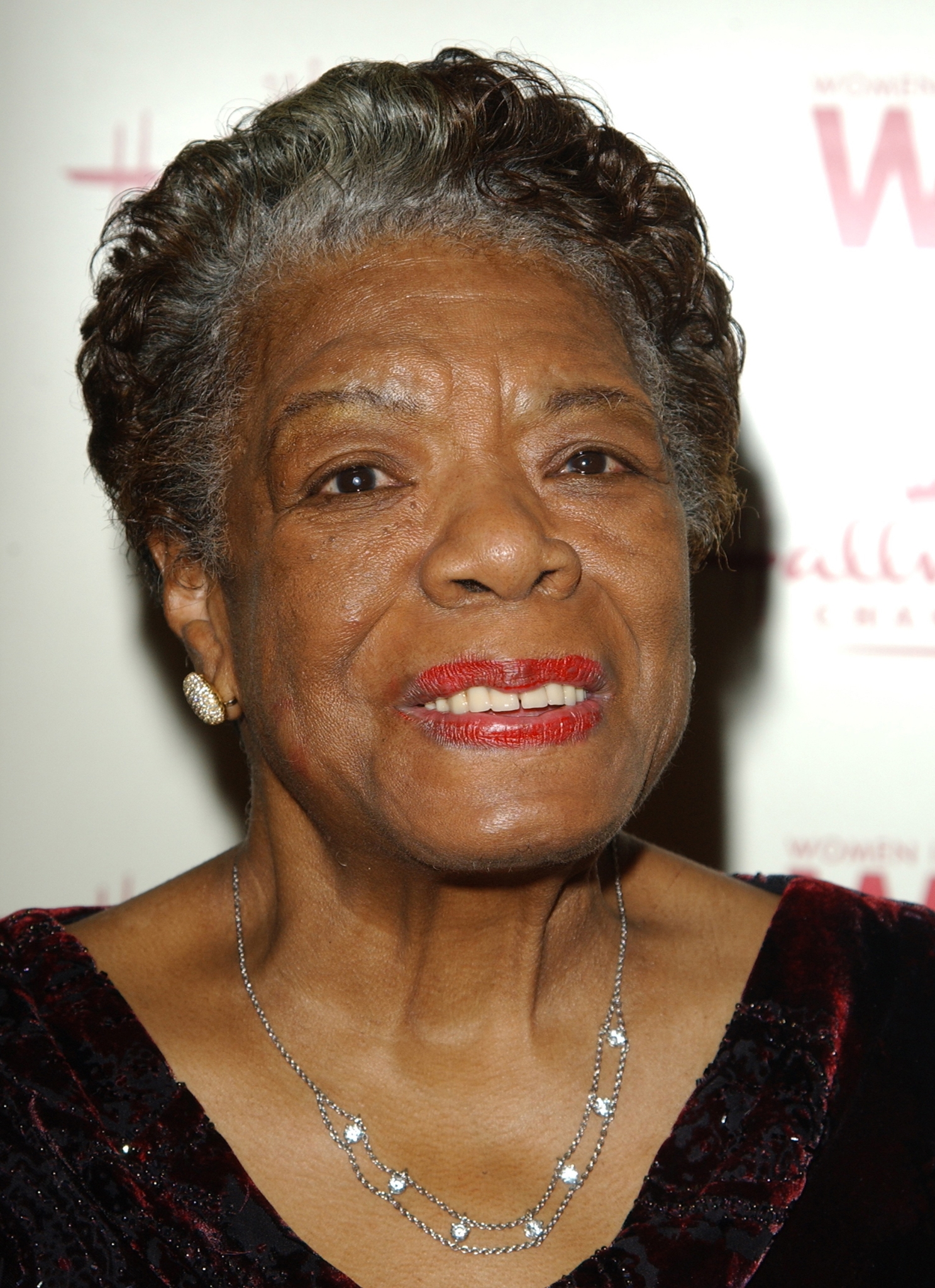 Μάγια Αγγέλου: Πώς απέκτησε η διάσημη ποιήτρια ελληνικό επίθετο;