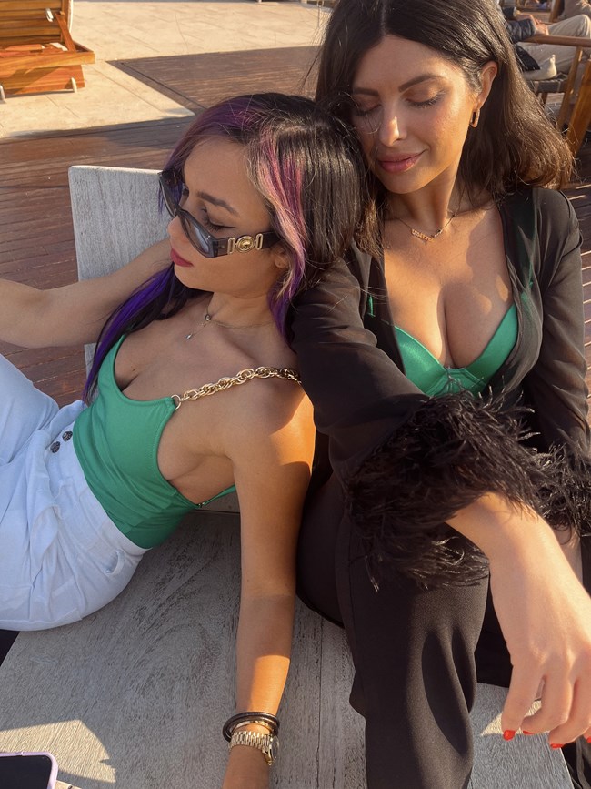 Say No More: Δύο κολλητές φίλες που δεν έβρισκαν το ιδανικό μαγιό, αποφάσισαν να φτιάξουν τα δικά τους