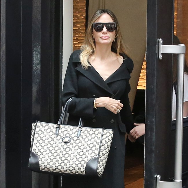 Η Αντζελίνα Τζολί είναι αχώριστη με την κομψή Celine tote τσάντα της