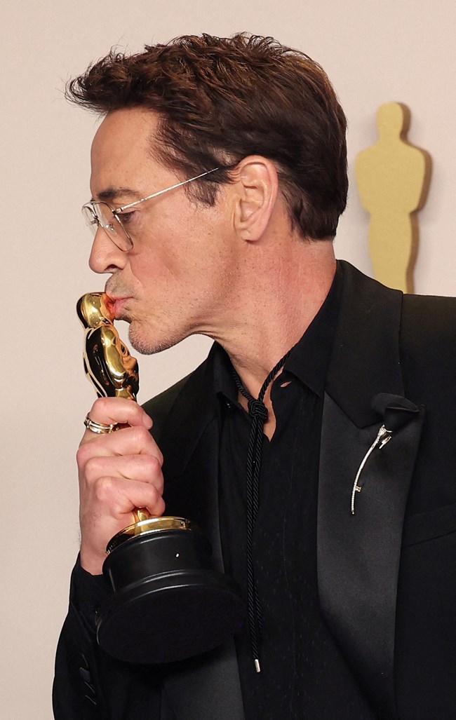 Ρόμπερτ Ντάουνι Τζούνιορ: Στην ομιλία του στα Όσκαρ ευχαρίστησε τη "φριχτή παιδική του ηλικία". Και να τι εννοούσε