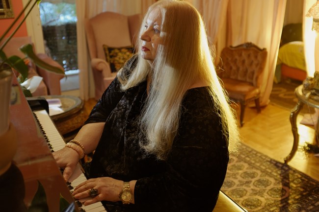 ΤΑ ΠΑΡΑΔΟΞΙΑΚΑ: Το νέο μουσικό εγχείρημα της Λένας Πλάτωνος σε συνεργασία με τον Stergios T. στη Στέγη